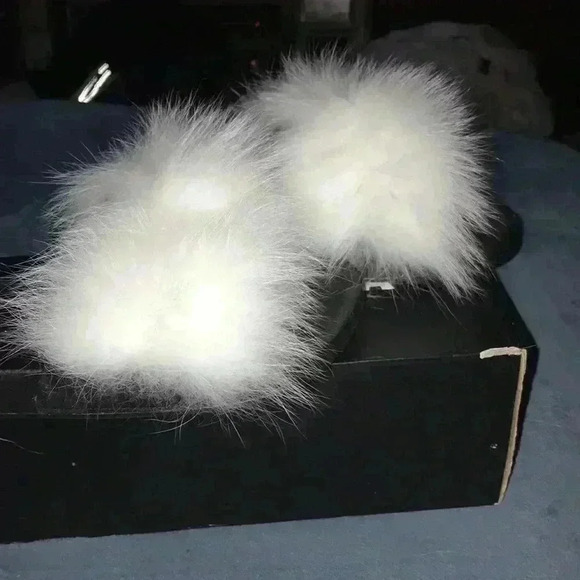 Excellent Used condition fashion nova fuzzy slides - Picture 6 of 8